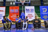 Pelatih Kepala Satria Muda Pertamina Bandung Youbel Sondakh (kiri), berbincang bersama Managing Director Satria Muda Pertamina Bandung Christian Ronaldo Sitepu (kedua kiri), legenda Basket Bandung Firmansyah (kanan), dan Deputy CEO PT Persib Bandung Adhitia Herawan (kedua kanan) saat kick-off penggunaan Gor C-tra untuk markas Satria Muda Pertamina Bandung di Bandung, Jawa Barat, Kamis (23/10/2025). Satria Muda Pertamina Bandung resmi menggelar kick-off penggunaan GOR C-tra Bandung sebagai markas baru mereka untuk menghadapi IBL 2026 yang akan dimulai pada Januari mendatang, usai diakuisisi oleh Persib Bandung. ANTARA FOTO/Raisan Al Farisi/agr