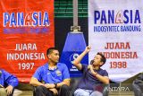 Managing Director Satria Muda Pertamina Bandung Christian Ronaldo Sitepu (kiri), bersama Deputy CEO PT Persib Bandung Adhitia Herawan (kanan) memberikan pemaparan kepada awak media saat kick-off penggunaan Gor C-tra untuk markas Satria Muda Pertamina Bandung di Bandung, Jawa Barat, Kamis (23/10/2025). Satria Muda Pertamina Bandung resmi menggelar kick-off penggunaan GOR C-tra Bandung sebagai markas baru mereka untuk menghadapi IBL 2026 yang akan dimulai pada Januari mendatang, usai diakuisisi oleh Persib Bandung. ANTARA FOTO/Raisan Al Farisi/agr