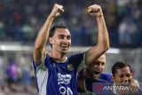Pesepak bola Persib Bandung Andrew Jung (kiri) bersama Marc Klok (tengah) dan Adam Alis (kanan) melakukan selebrasi usai mencetak gol ke gawang Selangor FC pada pertandingan Fase Grup G AFC Champions League (ACL) Two di Stadion Gelora Bandung Lautan Api (GBLA), Bandung, Jawa Barat, Kamis (23/10/2025). Persib berhasil mengalahkan tim dari Malaysia tersebut dengan skor akhir 2-0. ANTARA FOTO/Novrian Arbi/agr
