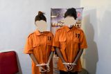 Polda NTT serahkan dua mahasiswi tersangka Judi Online ke Kejaksaan