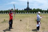 Sejumlah atlet panahan bertanding pada babak perdelapan final nomor barebow mixed team WSS Kejuaraan Nasional Umum Panahan Bali 2025 di Lapangan Puputan Margarana, Denpasar, Bali, Kamis (23/10/2025). Kejuaraan Nasional Panahan yang diselenggarakan hingga Sabtu (25/10) tersebut diikuti 409 atlet dari 22 provinsi se-Indonesia untuk mencari dan membina atlet berprestasi serta mendorong lahirnya generasi pemanah baru sekaligus mendukung program pariwisata olahraga atau sport tourism di Bali. ANTARA FOTO/Nyoman Hendra Wibowo/wsj.