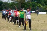 Sejumlah atlet panahan bertanding pada babak perempat final nomor barebow mixed team WSS Kejuaraan Nasional Umum Panahan Bali 2025 di Lapangan Puputan Margarana, Denpasar, Bali, Kamis (23/10/2025). Kejuaraan Nasional Panahan yang diselenggarakan hingga Sabtu (25/10) tersebut diikuti 409 atlet dari 22 provinsi se-Indonesia untuk mencari dan membina atlet berprestasi serta mendorong lahirnya generasi pemanah baru sekaligus mendukung program pariwisata olahraga atau sport tourism di Bali. ANTARA FOTO/Nyoman Hendra Wibowo/wsj.