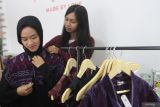 Pelaku Usaha Mikro Kecil menengah (UMKM) binaan Bank BRI melakukan kontrol kualitas pada busana tenun buatannya di Galeri Samerah Indonesia di Kota Malang, Jawa Timur, Jumat (24/10/2025). Pemerintah Provinsi Jawa Timur bersama perbankan, termasuk Bank BRI, terus mendorong penguatan pelaku UMKM melalui pembiayaan dan pendampingan usaha, dengan total penyaluran Kredit Usaha Rakyat (KUR) di provinsi tersebut mencapai Rp37,22 triliun kepada 889.504 debitur hingga 20 Oktober 2025. Antara Jatim/Ari Bowo Sucipto/um