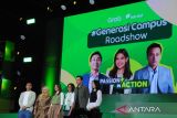 Chief Executive Officer Grab Indonesia Neneng Goenadi (ketiga kanan) berfoto bersama aktor Nicholas Saputra (kedua kanan), Director of ID Territory Jabodetabek & Central Operations Grab Indonesia Iki Sari Dewi (kanan), jurnalis sekaligus pendiri Narasi Najwa Shihab (ketiga kiri), Direktur Direktorat Transformasi Pendidikan dan Teknologi Pembelajaran IPB University Yulin Lestari (kedua kiri) dan penulis sekaligus sutradara Raditya Dika (kiri) saat acara Generasi Campus Roadshow 2025 di Graha Widya Wisuda (GWW), IPB University, Dramaga, Kabupaten Bogor, Jawa Barat, Rabu (22/10/2025). Acara Generasi Campus Roadshow 2025 yang diikuti lebih dari 2500 mahasiswa dengan mengusung tema Passion in Action: Ignite Limitless Potential tersebut merupakan bentuk nyata komitmen Grab Indonesia dalam mengajak Gen Z di Bogor untuk mengeksplorasi diri dan passion dengan mengenali potensi diri tanpa batas serta menjadikannya aksi nyata. ANTARA Megapolitan/Arif Firmansyah.
