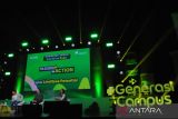 Jurnalis sekaligus pendiri Narasi Najwa Shihab (kanan) bersama aktor Nicholas Saputra (tengah) dan penulis sekaligus sutradara Raditya Dika (kiri) menjadi pembicara dalam sesi Dialog Generasi saat acara Generasi Campus Roadshow 2025 di Graha Widya Wisuda (GWW), IPB University, Dramaga, Kabupaten Bogor, Jawa Barat, Rabu (22/10/2025). Acara Generasi Campus Roadshow 2025 yang diikuti lebih dari 2500 mahasiswa dengan mengusung tema Passion in Action: Ignite Limitless Potential tersebut merupakan bentuk nyata komitmen Grab Indonesia dalam mengajak Gen Z di Bogor untuk mengeksplorasi diri dan passion dengan mengenali potensi diri tanpa batas serta menjadikannya aksi nyata. ANTARA Megapolitan/Arif Firmansyah.