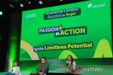 Jurnalis sekaligus pendiri Narasi Najwa Shihab (kanan) bersama aktor Nicholas Saputra (tengah) dan penulis sekaligus sutradara Raditya Dika (kiri) menjadi pembicara dalam sesi Dialog Generasi saat acara Generasi Campus Roadshow 2025 di Graha Widya Wisuda (GWW), IPB University, Dramaga, Kabupaten Bogor, Jawa Barat, Rabu (22/10/2025). Acara Generasi Campus Roadshow 2025 yang diikuti lebih dari 2500 mahasiswa dengan mengusung tema Passion in Action: Ignite Limitless Potential tersebut merupakan bentuk nyata komitmen Grab Indonesia dalam mengajak Gen Z di Bogor untuk mengeksplorasi diri dan passion dengan mengenali potensi diri tanpa batas serta menjadikannya aksi nyata. ANTARA Megapolitan/Arif Firmansyah.