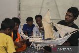 Peserta mengikuti lokakarya pembuatan miniatur perahu di Benteng Speelwijk, Kota Serang, Banten, Sabtu (25/10/2025). Kegiatan tersebut merupakan rangkaian dari acara Sasaka Cibanten Aliran Hilir dengan melibatkan Komunitas Perajin Perahu Putra Bahari yang bertujuan untuk memperkenalkan serta melestarikan pembuatan perahu tradisional kepada generasi muda. ANTARA FOTO/Angga Budhiyanto/gp