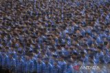 Pegawai Pemerintah dengan Perjanjian Kerja (PPPK) berfoto mengikuti pelantikan di Kota Serang, Banten, Kamis (23/10/2025). Pemerintah Kota Serang melantik sebanyak 3.809 orang PPPK formasi tahun 2024 tahap II dan PPPK Paruh Waktu sebagai upaya dalam penataan tenaga kerja honorer non-ASN dan menjamin kesejahteraan pegawai. ANTARA FOTO/Muhammad Bagus Khoirunas/gp