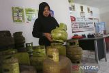 Pramuniaga merapikan tabung gas elpiji 3 kilogram di Koperasi Kelurahan Merah Putih (KKMP) Kotabumi, Kecamatan Purwakarta, Kota Cilegon, Banten, Sabtu (25/10/2025). Menteri Koperasi Ferry Juliantono menargetkan sebanyak 80.000 unit Koperasi Desa/Kelurahan (Kopdes/Kel) Merah Putih yang telah terbentuk legalitasnya dapat beroperasi penuh pada Maret 2026 sehingga pertumbuhan ekonomi di desa melalui program tersebut dapat segera tercapai. ANTARA FOTO/Angga Budhiyanto/gp