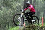 Pembalap sepeda Ananda Nasywa Audrey mencoba melintasi jalur turunan curam saat bertanding di kelas Woman Elite pada Kejuaraan Indonesia Downhill Seri III di Bukit Klemuk, Batu, Jawa Timur, Sabtu (25/10/2025). Kejuaraan yang berlangsung hingga Minggu (26/10) itu diikuti ratusan peserta dari berbagai daerah dan mancanegara, antara lain Thailand, Malaysia, dan Filipina, dengan mempertandingkan sejumlah kelas seperti Men Elite, Women Elite, Junior, Sport, dan Master. ANTARA Jatim/Ari Bowo Sucipto/mas.