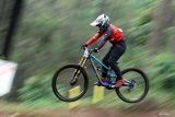 Pembalap sepeda Arasy Ikhsaniah Bilqis melakukan lompatan sata bertanding di kelas Woman Elite pada Kejuaraan Indonesia Downhill Seri III di Bukit Klemuk, Batu, Jawa Timur, Sabtu (25/10/2025). Kejuaraan yang berlangsung hingga Minggu (26/10) itu diikuti ratusan peserta dari berbagai daerah dan mancanegara, antara lain Thailand, Malaysia, dan Filipina, dengan mempertandingkan sejumlah kelas seperti Men Elite, Women Elite, Junior, Sport, dan Master. ANTARA Jatim/Ari Bowo Sucipto/mas.