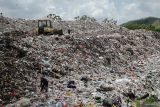 Pemulung memilah sampah di antara gunungan sampah di Tempat Pembuangan Akhir (TPA) Segawe, Tulungagung, Jawa Timur, Kamis (23/10/2025). Kementerian Lingkungan Hidup dan Kehutanan (KLHK) terus mendorong pemerintah daerah di Jawa Timur untuk memperkuat pengelolaan sampah dari hulu-hilir, termasuk pemilahan sampah rumah tangga hingga peningkatan standar TPA dengan mengadopsi sistem sanitary landfill dan tidak hanya open dumping. ANTARA Jatim/Destyan Sujarwoko/mas.