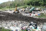 Truk pengangkut sampah melakukan aktivitas open dumping di Tempat Pembuangan Akhir (TPA) Segawe, Tulungagung, Jawa Timur, Kamis (23/10/2025). Kementerian Lingkungan Hidup dan Kehutanan (KLHK) terus mendorong pemerintah daerah di Jawa Timur untuk memperkuat pengelolaan sampah dari hulu-hilir, termasuk pemilahan sampah rumah tangga hingga peningkatan standar TPA dengan mengadopsi sistem sanitary landfill dan tidak hanya open dumping. ANTARA Jatim/Destyan Sujarwoko/mas.