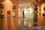 Pengunjung melihat topeng yang dipajang pada Pameran Topeng Nusantara di Galeri Panyawangan-Bale Pare, Kota Baru Parahyangan, Kabupaten Bandung Barat, Jawa Barat, Sabtu (25/10/2025). Pameran yang berlangsung hingga 25 November itu menampilkan puluhan topeng tradisional dari berbagai daerah di Indonesia sebagai upaya memperkenalkan sekaligus melestarikan budaya serta tradisi topeng nusantara. ANTARA FOTO/Abdan Syakura/agr