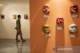 Pengunjung melihat topeng yang dipajang pada Pameran Topeng Nusantara di Galeri Panyawangan-Bale Pare, Kota Baru Parahyangan, Kabupaten Bandung Barat, Jawa Barat, Sabtu (25/10/2025). Pameran yang berlangsung hingga 25 November itu menampilkan puluhan topeng tradisional dari berbagai daerah di Indonesia sebagai upaya memperkenalkan sekaligus melestarikan budaya serta tradisi topeng nusantara. ANTARA FOTO/Abdan Syakura/agr