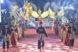 Perwakilan Kecamatan Kota Baru melakukan parade saat mengikuti Karnaval Angso Duo 2025 di kawasan perkantoran Kota Baru, Jambi, Jumat (24/10/2025). Kegiatan tahunan yang digelar Pemkot Jambi dengan menghadirkan hampir seribu peserta dari 47 utusan perwakilan kecamatan, pelajar, dan umum tersebut menampilkan atraksi seni, budaya dan sejarah Kota Jambi yang bertujuan menghidupkan kawasan perkantoran setempat menjadi salah satu dari sebelas titik kawasan ekonomi kreatif. ANTARA FOTO/Wahdi Septiawan/nz.