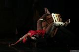 Pemain dari komunitas seni Perempuan Xpresif mementaskan pertunjukan teater berjudul Matahari di Sebuah Jalan Kecil di Gedung Kesenian Cak Durasim, Surabaya, Jawa Timur, Jumat (24/10/2025). Parade Teater 2025 digelar hingga Sabtu (25/10) dengan menampilkan enam kelompok teater dari berbagai daerah di Jawa Timur itu mengusung tema Membaca Arifin C Noer dalam Platform Teater Jawa Timur. ANTARA Jatim/Didik Suhartono/mas.