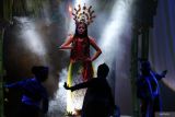 Sejumlah pemain dari Teater Institut Surabaya mementaskan pertunjukan teater berjudul Tengul di Gedung Kesenian Cak Durasim, Surabaya, Jawa Timur, Jumat (24/10/2025). Parade Teater 2025 digelar hingga Sabtu (25/10) dengan menampilkan enam kelompok teater dari berbagai daerah di Jawa Timur itu mengusung tema Membaca Arifin C Noer dalam Platform Teater Jawa Timur. ANTARA Jatim/Didik Suhartono/mas.