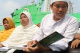 Sejumlah penyandang tunanetra membaca Al Quran braille bersama-sama saat Festival Tunanetra Mengaji di Monumen Kapal Selam (Monkasel), Surabaya, Jawa Timur, Sabtu (25/10/2025). Kawan Netra menggelar Festival Tunanetra Mengaji yang berisi sejumlah kegiatan di antaranya lomba ceramah, lomba cerdas cermat dan membaca Al Quran braille bersama yang diikuti oleh puluhan penyandang tunanetra dari Surabaya dan Sidoarjo. Antara Jatim/Didik Suhartono/um