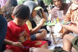 Sejumlah anak melukis pot bunga saat Hari Bebas Kendaraan Bermotor (HBKB) di Taman Bungkul, Surabaya, Jawa Timur, Minggu (26/10/2025). Sejumlah anak tampak antusias mengikuti kegiatan melukis pot yang digelar oleh Swayanaka Indonesia regional Surabaya sebagai upaya di antaranya mengasah kreativitas dan imajinasi, melatih keterampilan motorik halus, membangun kepercayaan diri, dan memberikan media berekspresi serta belajar. Antara Jatim/Didik Suhartono/um