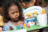 Sejumlah anak melukis pot bunga saat Hari Bebas Kendaraan Bermotor (HBKB) di Taman Bungkul, Surabaya, Jawa Timur, Minggu (26/10/2025). Sejumlah anak tampak antusias mengikuti kegiatan melukis pot yang digelar oleh Swayanaka Indonesia regional Surabaya sebagai upaya di antaranya mengasah kreativitas dan imajinasi, melatih keterampilan motorik halus, membangun kepercayaan diri, dan memberikan media berekspresi serta belajar. Antara Jatim/Didik Suhartono/um