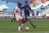 Pesepak bola Borneo FC Maicon De Souza Da Silva (kiri) berusaha melewati hadangan pesepak bola Arema FC Sneyder Julian Guevara Munoz (kanan) dalam pertandingan BRI Super League 2025 di Stadion Kanjuruhan, Malang, Jawa Timur, Minggu (26/10/2025). Borneo FC menang atas Arema FC dengan skor akhir 3-1. ANTARA Jatim/Ari Bowo Sucipto/mas.