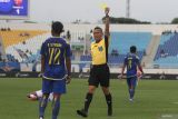 Wasit Steven Yubel Poli (kanan) memberi hukuman kartu kuning pada pesepak bola Arema FC Bayu Setiawan (kiri) usai melakukan pelanggaran kepada pesepak bola Borneo FC dalam pertandingan BRI Super League 2025 di Stadion Kanjuruhan, Malang, Jawa Timur, Minggu (26/10/2025). Borneo FC menang atas Arema FC dengan skor akhir 3-1. ANTARA Jatim/Ari Bowo Sucipto/mas.