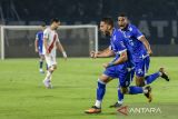 Pesepak bola Persib Bandung Luciano Guaycochea (kedua kanan) bersama Uilliam Barros Pereira (kanan) melakukan selebrasi saat pertandingan BRI Super League di Stadion Gelora Bandung Lautan Api (GBLA), Bandung, Jawa Barat, Senin (27/10/2025). Persib Bandung berhasil mengalahkan Persis Solo dengan skor akhir 2-0. ANTARA FOTO/Abdan Syakura/agr