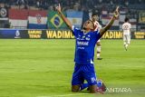 Pesepak bola Persib Bandung Uilliam Barros Pereira melakukan selebrasi usai mencetak gol ke gawang Persis Solo saat pertandingan BRI Super League di Stadion Gelora Bandung Lautan Api (GBLA), Bandung, Jawa Barat, Senin (27/10/2025). Persib Bandung berhasil mengalahkan Persis Solo dengan skor akhir 2-0. ANTARA FOTO/Abdan Syakura/agr