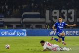Pesepak bola Persib Bandung Eliano Johannes Reijnders (kanan) berebut bola dengan pesepak bola Persis Solo Giovani Jorim Herzon Dacosta Numberi (kiri) saat pertandingan BRI Super League di Stadion Gelora Bandung Lautan Api (GBLA), Bandung, Jawa Barat, Senin (27/10/2025). Persib Bandung berhasil mengalahkan Persis Solo dengan skor akhir 2-0. ANTARA FOTO/Abdan Syakura/agr