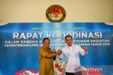 Menteri Dalam Negeri Tito Karnavian (kiri) berfoto dengan Menteri Koperasi Ferry Joko Juliantono (kanan) sebelum menghadiri rapat koordinasi pengendalian inflasi di Balairung Kampus IPDN, Kabupaten Sumedang, Jawa Barat, Senin (27/10/2025). Kementerian Dalam Negeri menggelar rapat koordinasi pengendalian inflasi bersama Sekertaris Daerah (Sekda) dan Badan Perencanaan Pembangunan Daerah (Bappeda) dari seluruh Indonesia sebagai forum strategis untuk memperkuat sinergi antara pemerintah pusat dan Pemda dalam menyusun, melaksanakan, dan mengevaluasi program prioritas pembangunan nasional dan daerah. ANTARA FOTO/Raisan Al Farisi/agr