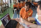 Petugas memperlihatkan hasil rontgen paru-paru kepada warga binaan saat skrining tuberkulosis (TBC) di Lapas Kelas IIB Ciamis, Jawa Barat, Senin (27/10/2025). Kementerian Kesehatan melakukan skrining TBC terhadap 319 warga binaan dan empat orang di antaranya terindikasi TBC, sebagai upaya menjaga kesehatan serta mendukung program eliminasi TBC di lingkungan pemasyarakatan. ANTARA FOTO/Adeng Bustomi/agr