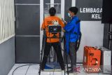 Petugas memeriksa kesehatan warga binaan menggunakan alat Chest X-Ray (CXR) saat skrining tuberkulosis (TBC) di Lapas Kelas IIB Ciamis, Jawa Barat, Senin (27/10/2025). Kementerian Kesehatan melakukan skrining TBC terhadap 319 warga binaan dan empat orang di antaranya terindikasi TBC, sebagai upaya menjaga kesehatan serta mendukung program eliminasi TBC di lingkungan pemasyarakatan. ANTARA FOTO/Adeng Bustomi/agr