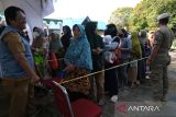 Warga mengantre untuk membeli kebutuhan pokok pada operasi pasar murah di Kantor Camat Pontianak Timur di Pontianak, Kalimantan Barat, Senin (27/10/2025). Pemerintah Kota Pontianak menyalurkan 10.752 paket bahan pangan berisi beras lima kilogram, minyak goreng satu liter, dan gula pasir satu kilogram seharga Rp85 ribu melalui Operasi Pasar Murah di enam kecamatan guna mempermudah masyarakat memperoleh kebutuhan pokok dengan harga terjangkau sekaligus menekan inflasi daerah. ANTARA FOTO/Jessica Wuysang