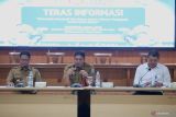 Kepala Dinas Pemuda dan Olahraga (Dispora) Provinsi Jawa Timur M Hadi Wawan Guntoro (tengah) bersama Kepala Bidang Informasi dan Komunikasi Publik (IKP) Diskominfo Jawa Timur Putut Darmawan (kanan) dan Kepala Dinas Pemuda dan Olahraga (Kadispora) Kabupaten Pasuruan Mujiono (kiri) menyampaikan keterangan pers saat Teras Informasi dalam rangka memperingati Hari Sumpah Pemuda di kantor Diskominfo Jatim, Sutabaya, Jawa Timur, Senin (27/10/2025). Pemerintah Provinsi Jawa Timur bersama Dinas Kepemudaan dan Olahraga (Dispora) Jawa Timur akan menyelenggarakan peringatan Hari Sumpah Pemuda ke-97 Tahun 2025 dengan rangkaian kegiatan yang meriah dan inspiratif bertemakan Pemuda Pemudi Berdaya, Jawa Timur Tangguh, Indonesia Maju. ANTARA Jatim/Moch Asim.