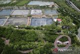 Foto udara tambak yang dibangun di sebelah kawasan konservasi mangrove di Mauk, Kabupaten Tangerang, Banten, Senin (27/10/2025). Menteri Lingkungan Hidup Hanif Faisol Nurofiq menyatakan pemerintah akan merehabilitasi sekitar 750 ribu hektare lahan mangrove yang kini telah beralih fungsi sebagai upaya menyelamatkan ekosistem pesisir Indonesia. ANTARA FOTO/Putra M. Akbar/gp