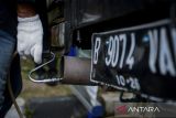 Petugas mengukur kualitas emisi gas buang mobil saat operasi uji emisi di Jalan Jenderal Sudirman, Kota Tangerang, Banten, Selasa (28/10/2025). Dinas Lingkungan Hidup Kota Tangerang menyelenggarakan operasi uji emisi kendaraan bermotor gratis di tiga titik lokasi dengan menargetkan sebanyak 2.000 kendaraan yang berlangsung pada 28 - 30 Oktober 2025. ANTARA FOTO/Putra M. Akbar/gp