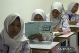 Siswa mengikuti kegiatan pembelajaran di Sekolah Rakyat Menengah Pertama (SRMP) 8 Cimahi, Kota Cimahi, Jawa Barat, Selasa (28/10/2025). Menteri Sosial (Mensos) Saifullah Yusuf mengumumkan hingga akhir tahun ini terdapat 166 Sekolah Rakyat rintisan yang telah beroperasi di berbagai daerah di Indonesia, dan secara keseluruhan menampung hampir 16 ribu siswa, dengan dukungan 2.400 guru serta lebih dari 4.000 tenaga kependidikan masing-masing untuk tingkat SD, SMP dan SMA/sederajat. ANTARA FOTO/Abdan Syakura/agr