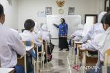 Guru menyampaikan materi pelajaran kepada siswa saat kegiatan belajar mengajar di Sekolah Rakyat Menengah Pertama (SRMP) 8 Cimahi, Kota Cimahi, Jawa Barat, Selasa (28/10/2025). Menteri Sosial (Mensos) Saifullah Yusuf mengumumkan hingga akhir tahun ini terdapat 166 Sekolah Rakyat rintisan yang telah beroperasi di berbagai daerah di Indonesia, dan secara keseluruhan menampung hampir 16 ribu siswa, dengan dukungan 2.400 guru serta lebih dari 4.000 tenaga kependidikan masing-masing untuk tingkat SD, SMP dan SMA/sederajat. ANTARA FOTO/Abdan Syakura/agr