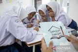 Siswa mengikuti kegiatan pembelajaran di Sekolah Rakyat Menengah Pertama (SRMP) 8 Cimahi, Kota Cimahi, Jawa Barat, Selasa (28/10/2025). Menteri Sosial (Mensos) Saifullah Yusuf mengumumkan hingga akhir tahun ini terdapat 166 Sekolah Rakyat rintisan yang telah beroperasi di berbagai daerah di Indonesia, dan secara keseluruhan menampung hampir 16 ribu siswa, dengan dukungan 2.400 guru serta lebih dari 4.000 tenaga kependidikan masing-masing untuk tingkat SD, SMP dan SMA/sederajat. ANTARA FOTO/Abdan Syakura/agr