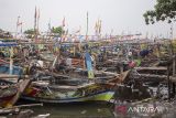 Nelayan menyandarkan perahunya di muara Limbangan,  Juntinyuat, Indramayu, Jawa Barat, Selasa (28/10/2025). Nelayan setempat mengaku sudah tidak melaut sejak seminggu terakhir akibat cuaca buruk berupa gelombang tinggi dan angin kencang di perairan Laut Jawa. ANTARA FOTO/Dedhez Anggara/agr