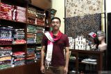 Pengusaha batik generasi Z, Satrya Paramanandana berpose di depan etalase produknya di Galeri Batik Soendari, Malang, Jawa Timur, Selasa (28/10/2025). Pengusaha berusia 25 tahun tersebut memberdayakan puluhan warga sekitar untuk memproduksi 50 hingga 100 lembar batik per bulan yang dipasarkan ke berbagai kota di Indonesia serta diekspor ke Filipina, Malaysia, dan China dengan harga antara Rp50 ribu hingga Rp6 juta per lembar, bergantung pada tingkat kerumitan motifnya. ANTARA Jatim/Ari Bowo Sucipto/mas.