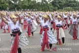 Pelajar menampilkan tari kolosal Jaipong Galuh Rahayu pada Festival Konservasi dan Budaya Universitas Galuh (Unigal) di Alun-alun Ciamis, Jawa Barat, Selasa (28/10/2025). Kegiatan yang diikuti 517 peserta dari tingkat SMP, SMA, dan Mahasiswa Unigal itu digelar dalam rangka memperingati Hari Sumpah Pemuda yang bertujuan untuk melestarikan seni tari khas Sunda sekaligus menanamkan nilai-nilai budaya kepada generasi muda. ANTARA FOTO/Adeng Bustomi/agr