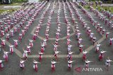 Foto udara pelajar menampilkan tari kolosal Jaipong Galuh Rahayu pada Festival Konservasi dan Budaya Universitas Galuh (Unigal) di Alun-alun Ciamis, Jawa Barat, Selasa (28/10/2025). Kegiatan yang diikuti 517 peserta dari tingkat SMP, SMA, dan Mahasiswa Unigal itu digelar dalam rangka memperingati Hari Sumpah Pemuda yang bertujuan untuk melestarikan seni tari khas Sunda sekaligus menanamkan nilai-nilai budaya kepada generasi muda. ANTARA FOTO/Adeng Bustomi/agr
