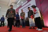 Bupati Kediri Hanindhito Himawan Pramana (kiri) menyerahkan Sertifikat Laik Higiene Sanitasi (SLHS) kepada perwakilan pengelola Satuan Pelayanan Pemenuhan Gizi (SPPG) di Kabupaten Kediri, Jawa Timur, Selasa (28/10/2025). Sebanyak 67 SPPG di Kabupaten Kediri telah mengantongi SLHS sebagai syarat operasional dapur Makan Bergizi Gratis (MBG) guna memastikan kualitas makanan yang dihasilkan bersih, sehat dan bergizi. Antara Jatim/Prasetia Fauzani/um