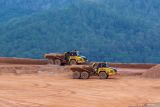 Alat berat mengangkut ore hasil pertambangan di area Gunung Tumpang Pitu, Banyuwangi, Jawa Timur, Selasa (28/10/2025). PT Bumi Suksesindo (BSI) menargetkan produksi emas mencapai 110.000 ons atau sekitar 3,42 ton pada tahun 2025, dengan kadar emas rata-rata 0,4 gram per ton ore. Antara Jatim/Budi Candra Setya/um