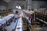 Pekerja menyelesaikan produksi produk fesyen di Pabrik Tekstil Tectona di Pameungpeuk, Kabupaten Bandung, Jawa Barat, Rabu (29/10/2025). Badan Komunikasi Pemerintah mencatat ekspor produk ekonomi kreatif tumbuh jauh lebih dari target ditopang oleh ekspor produk fesyen dengan total ekspor produk ekonomi kreatif menembus 12,89 miliar dolar ASr atau mencapai 104 persen dari target tahun ini. ANTARA FOTO/Raisan Al Farisi/agr