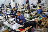Pekerja menyelesaikan produksi produk fesyen di Pabrik Tekstil Tectona di Pameungpeuk, Kabupaten Bandung, Jawa Barat, Rabu (29/10/2025). Badan Komunikasi Pemerintah mencatat ekspor produk ekonomi kreatif tumbuh jauh lebih dari target ditopang oleh ekspor produk fesyen dengan total ekspor produk ekonomi kreatif menembus 12,89 miliar dolar ASr atau mencapai 104 persen dari target tahun ini. ANTARA FOTO/Raisan Al Farisi/agr