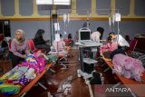 Siswa dan ibu hamil yang diduga keracunan hidangan makan bergizi gratis (MBG) menjalani perawatan medis di Gedung Serba Guna (GSG) Kantor Desa Cibodas, Lembang, Kabupaten Bandung Barat, Jawa Barat, Rabu (29/10/2025). Berdasarkan data Dinas Kesehatan Kabupaten Bandung Barat hingga (29/10) pukul 15.02 WIB, sebanyak 201 siswa, orang tua, guru dan ibu hamil mengalami keracunan yang diduga akibat menyantap hidangan makan bergizi gratis pada Selasa (28/10) pagi. ANTARA FOTO/Abdan Syakura/agr