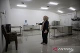 Petugas menunjukkan ruang produksi fasilitas Satuan Pelayanan Pemenuhan Gizi (SPPG) Cibodas 2 di Cibodas, Lembang, Kabupaten Bandung Barat, Jawa Barat, Rabu (29/10/2025). Pemerintah Kabupaten Bandung Barat menutup sementara dapur SPPG Cibodas 2 yang diduga menjadi penyebab keracunan massal di Kecamatan Lembang hingga keluarnya hasil uji laboratorium dan evaluasi dari Badan Gizi Nasional (BGN). ANTARA FOTO/Abdan Syakura/agr